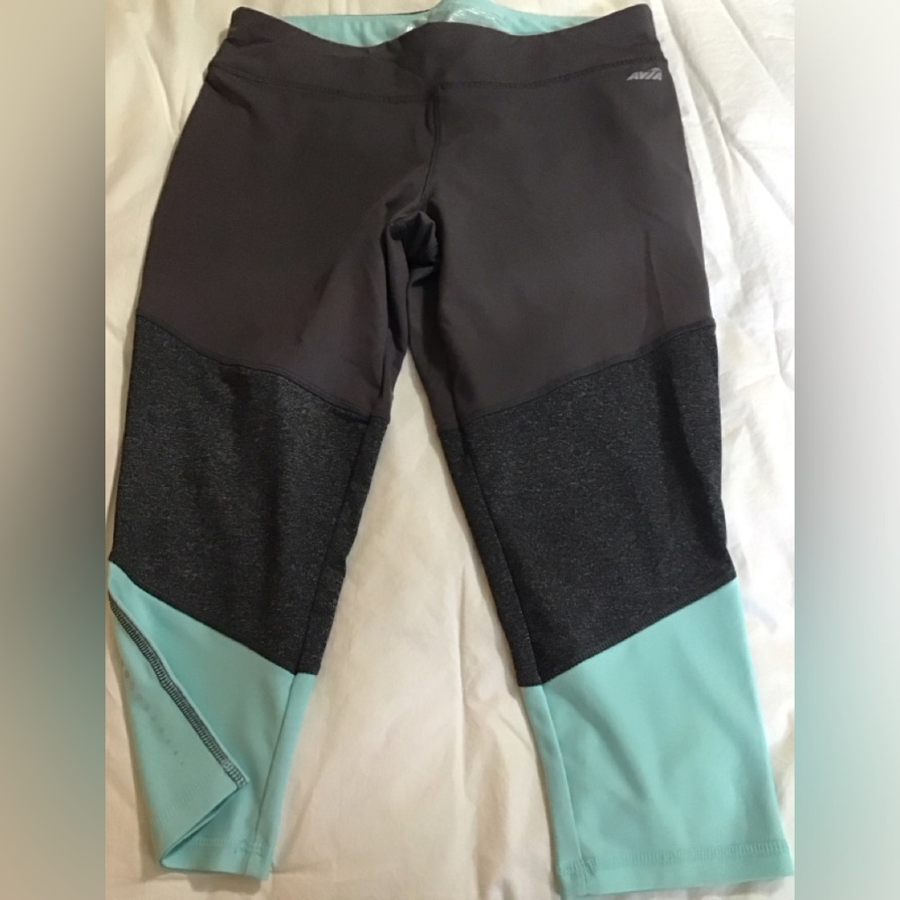 Women’s size large  Avia Colorblock capris Leggings in Gray